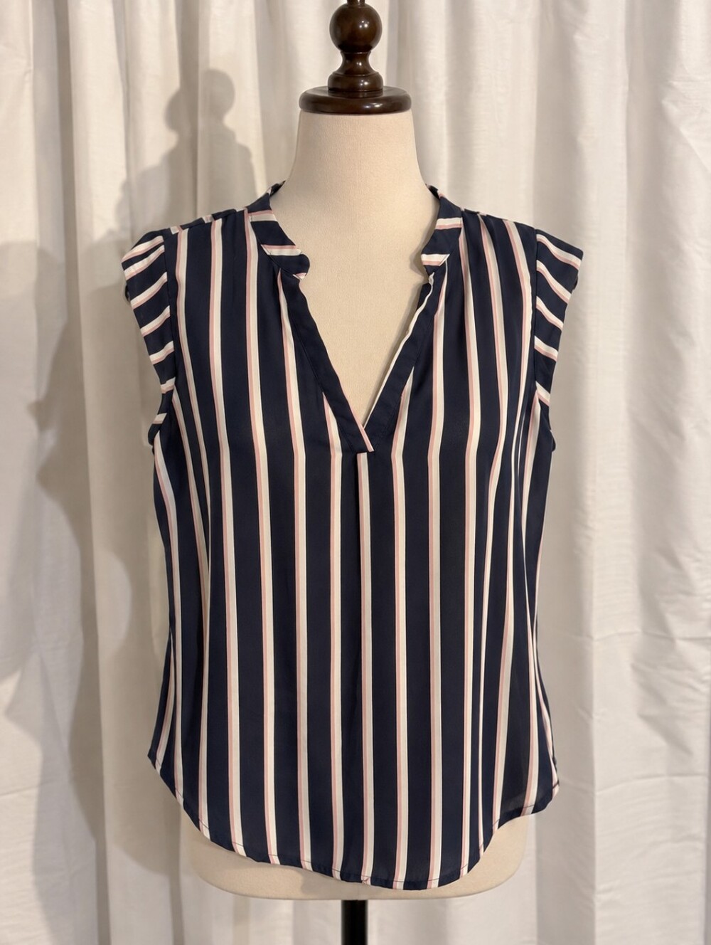 ✨4/$18✨Forever 21 Navy Striped Sleeveless V-Neck Blouse